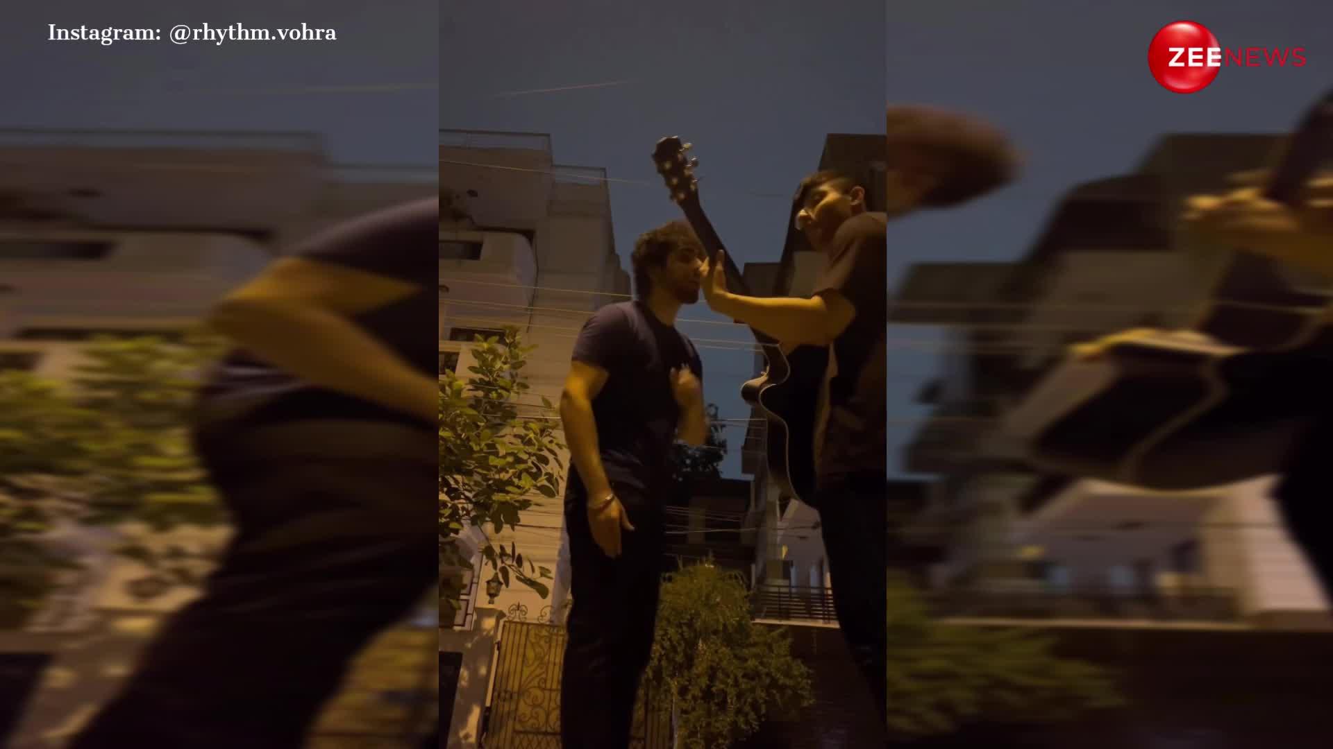 रात के अंधेरे में गिटार की धुन पर लड़के ने गा दिया Vicky Kaushal का 'तौबा-तौबा', सुन लोग बोले- ओरिजिनल से भी जबरदस्त