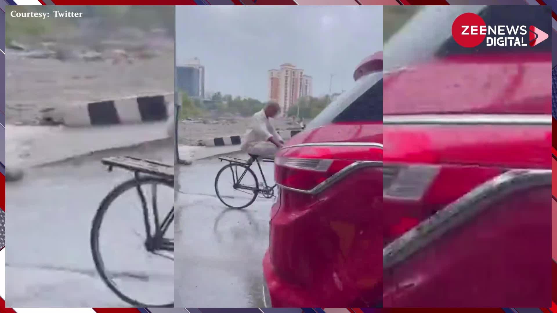 Viral Video: बुजुर्ग शख्स हुए जवान ! बीच सड़क पर साइकिल से किया स्टंट