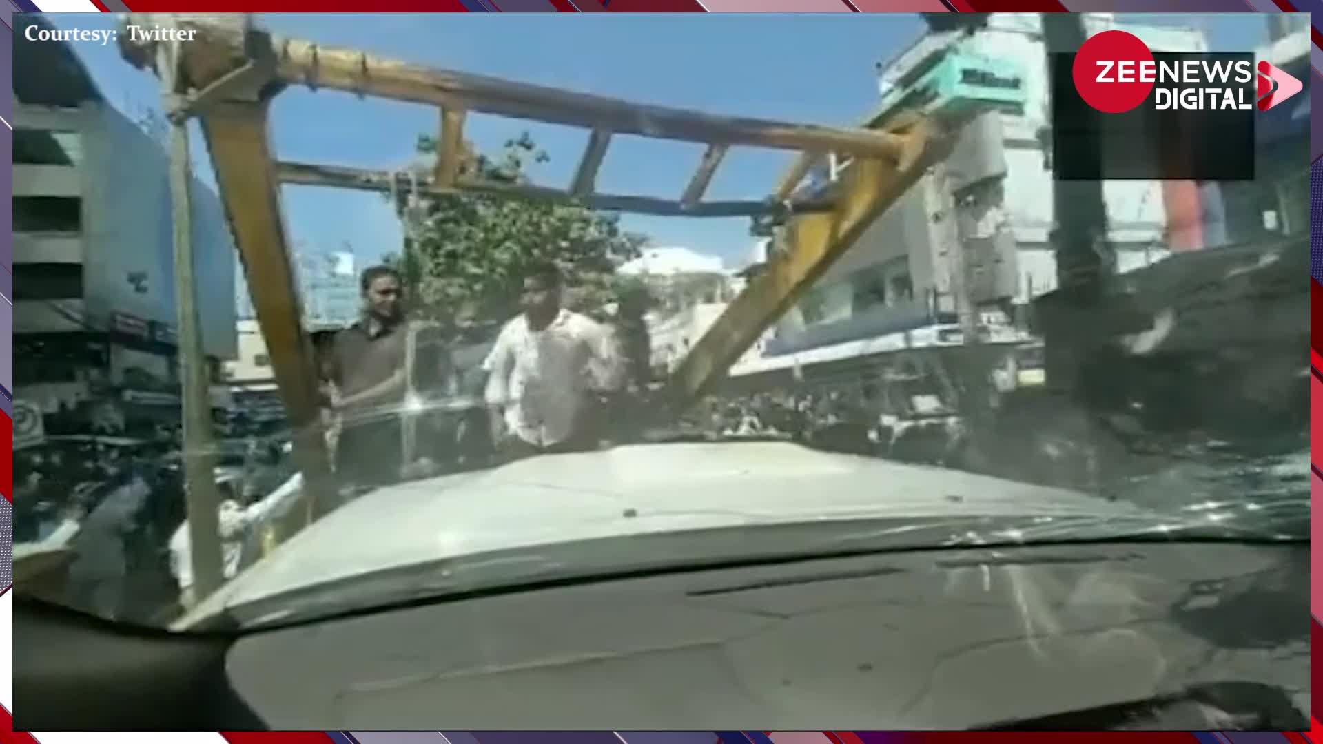तेलंगाना: कार में बैठी थीं मुख्यमंत्री की बहन, पुलिस आई और गाड़ी समेत उठा ले गई, देखें Video