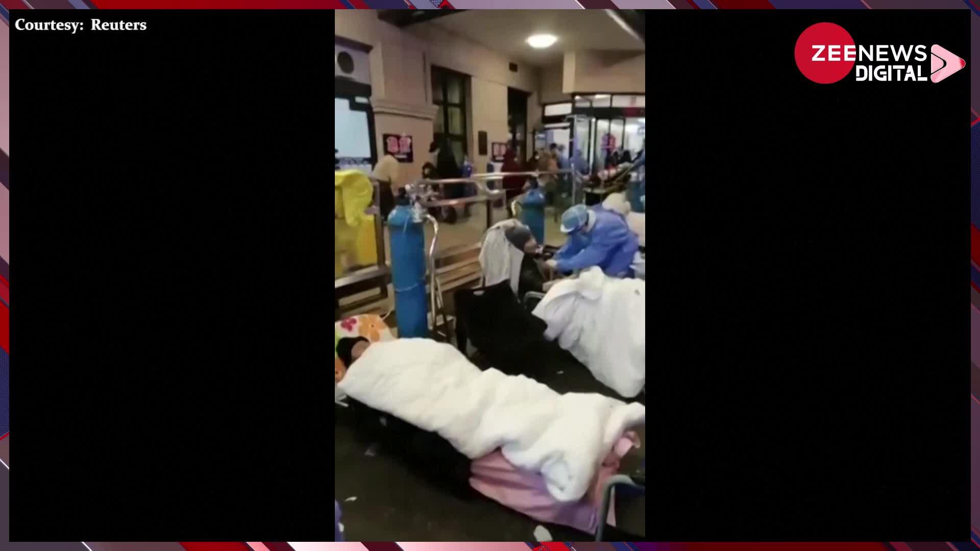 China Covid Crisis: चीन में कोरोना से भयावह हालात, अस्पताल के बाहर मरीजों का हो रहा इलाज