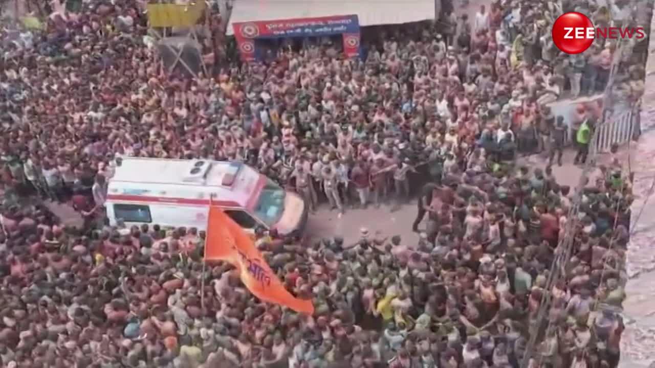 इंदौर में होली खेल रही लाखों की भीड़ के बीच फंसी एम्बुलेंस, फिर जो हुआ देख हैरान रह जाएंगे