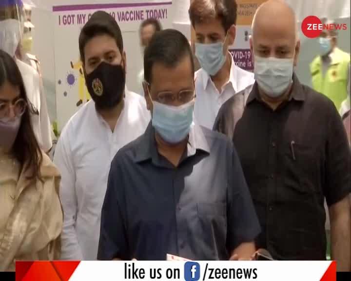 Delhi CM Arvind Kejriwal ने पत्रकारों, उनके परिजनों के लिए नि:शुल्क टीकाकरण सुविधा का किया उद्घाटन