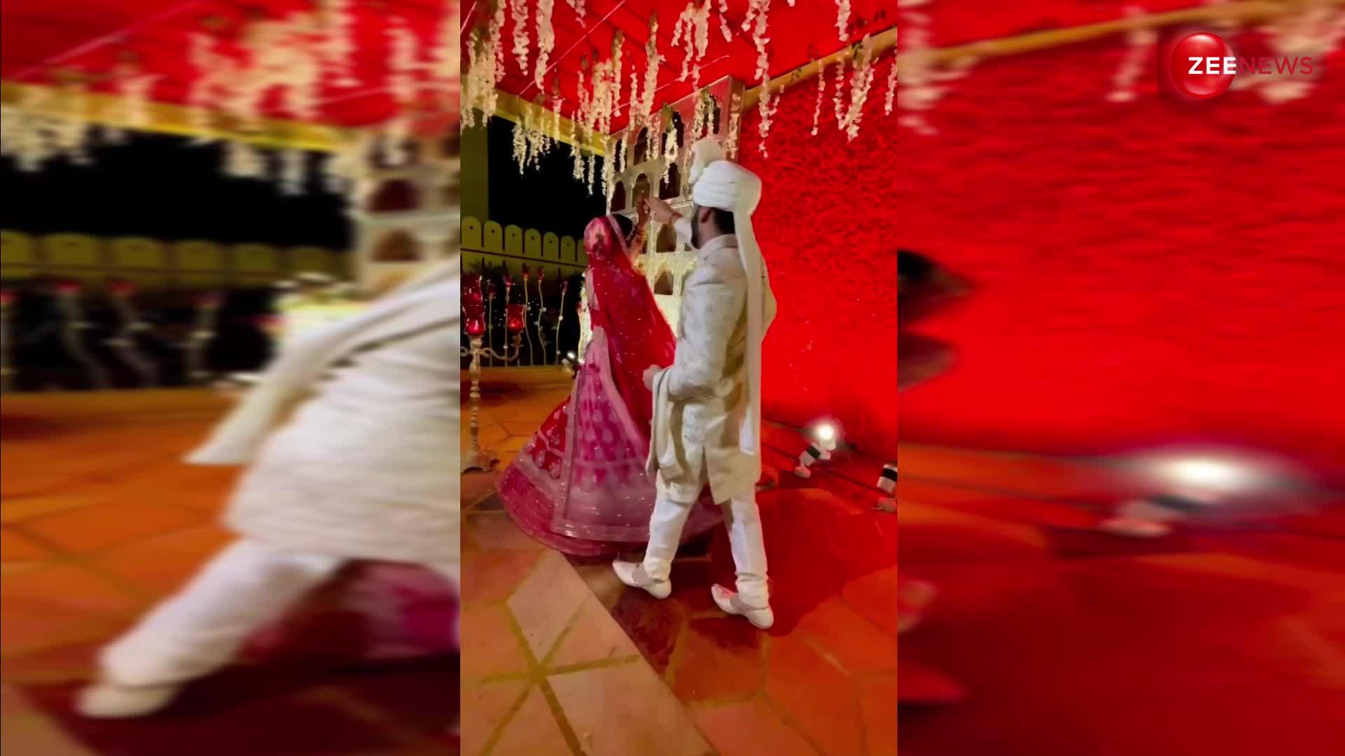 खुद की शादी में ही स्टेज पर डांस करते-करते दूल्हा-दुल्हन का हुआ पोपट, देखें वायरल वीडियो