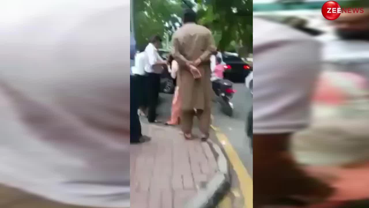 चाइनिज महिला ने खींचे पाकिस्तानी महिला के बाल, बीच सड़क की ऐसी धुनाई, यूजर्स बोले- पाकिस्तानी पैदा ही मार खाने के लिए हुए