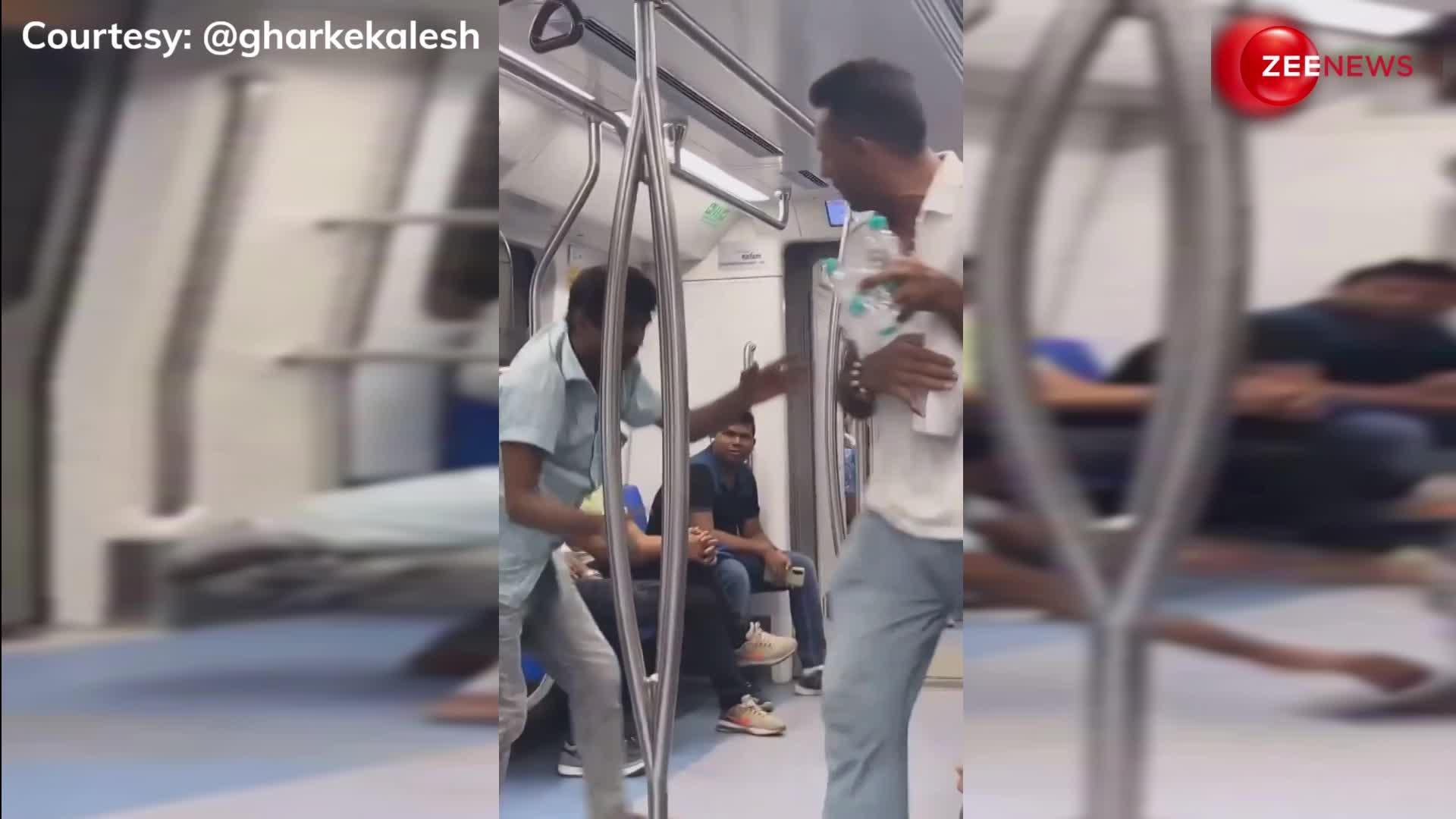 दिल्ली मेट्रो में चप्पल vs थप्पड़! शख्स ने गाल पर मारी चप्पल, फिर खाया झापड़, वीडियो देख लोग बोले 'हकीकत में बहुत मजा आया'