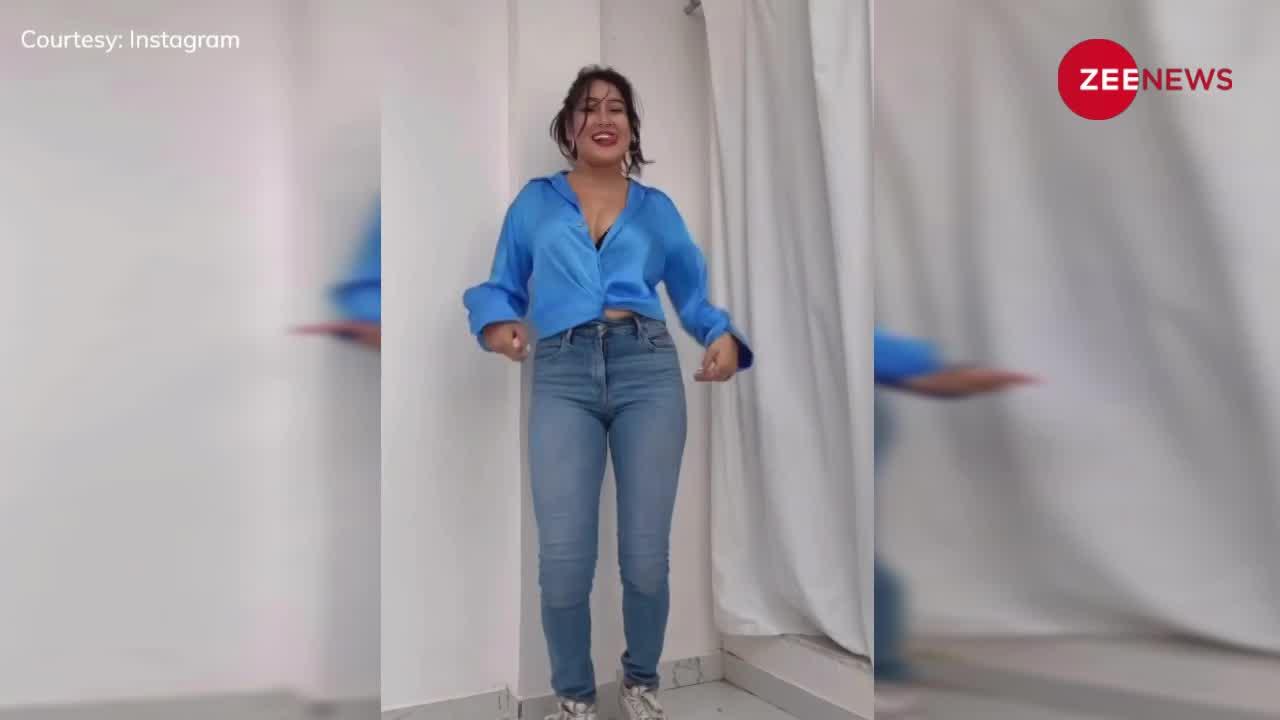 सेटिन की ब्लू शर्ट पहनकर Sofia Ansari ने किया 'कलियों जैसा हुस्न जो पाया...' गाने पर डांस, देखें वीडियो