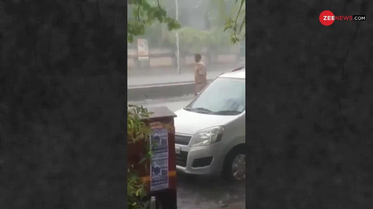 Viral Video: बारिश में तैनात पुलिसवाले को देख IPS ऑफिसर ने लिखा...'आएं कितने प्रलय, तूफान और आंधी..'