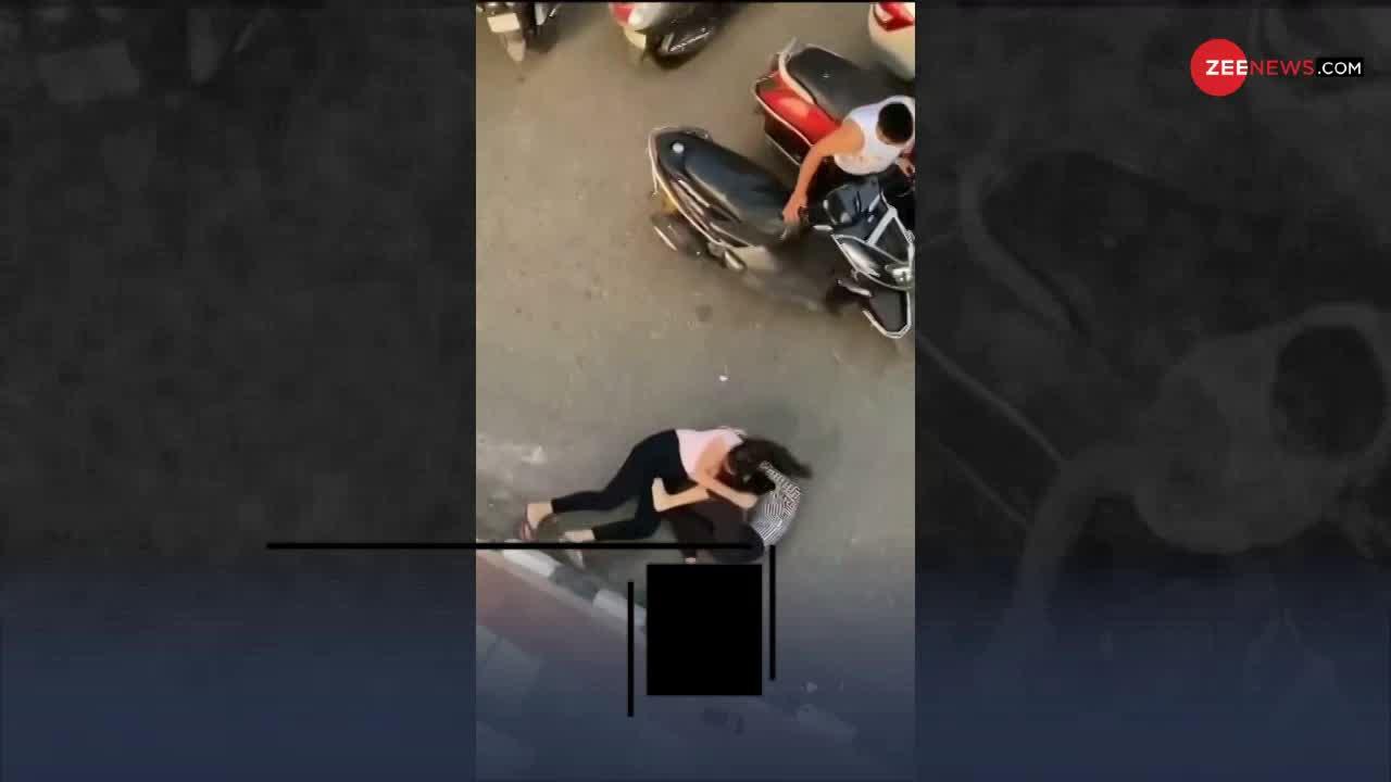 Viral Video: बीच सड़क पर आपस में भिड़ीं दो लड़कियां, चला दिए जबरदस्त लात-घूंसे