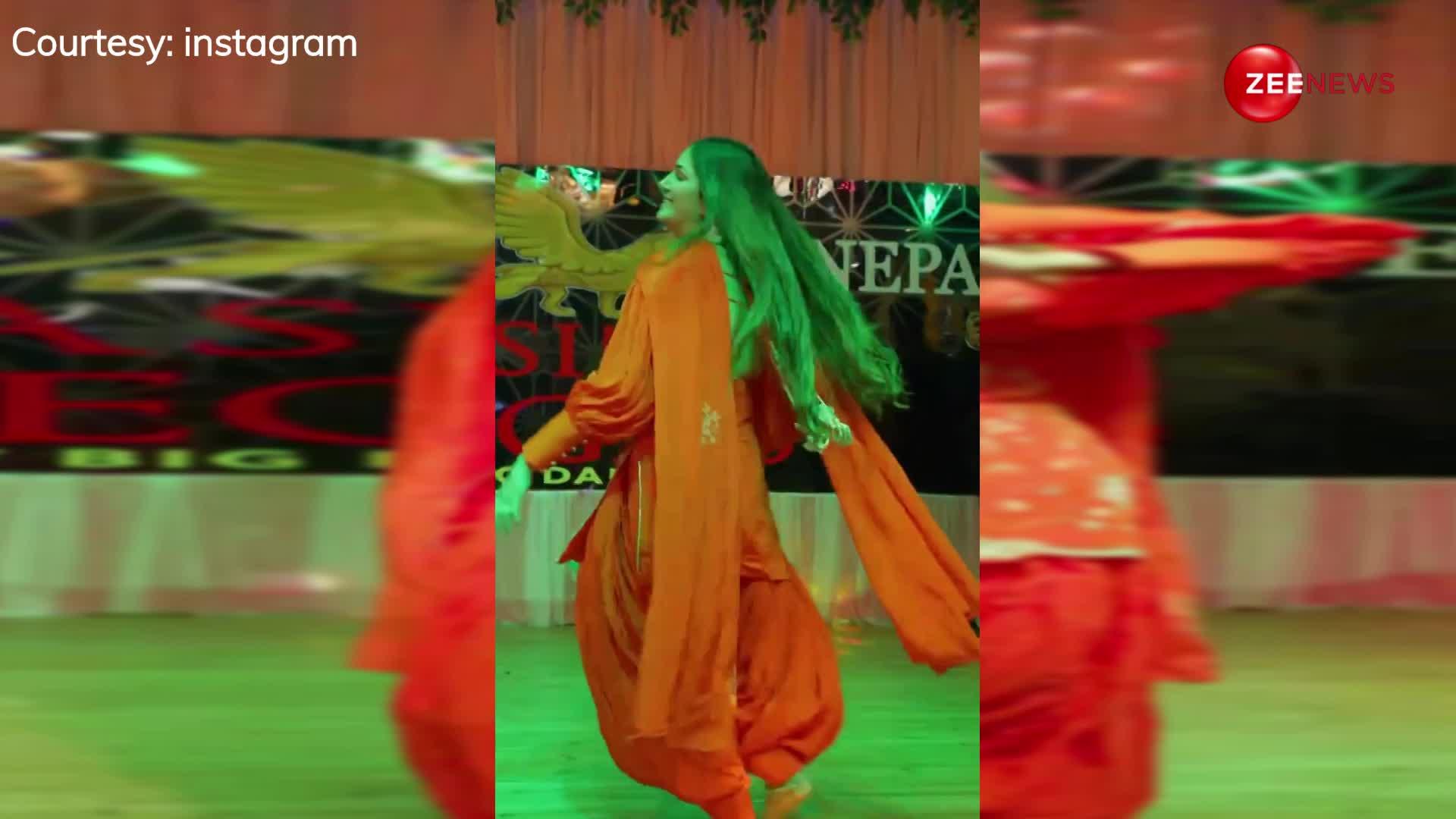 चटक संतरे कलर का टाइट सूट पहन Sapna Chaudhary ने स्टेज पर किया रॉकिंग डांस, देख हैरान रह गया पूरा हरियाणा