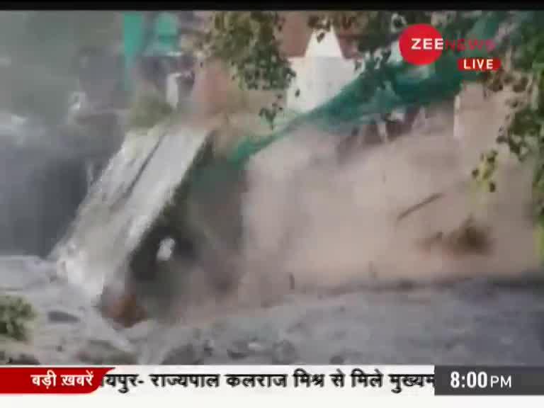 दिल्ली: पल भर में मकान बारिश के कारण ढहा, और नाले में बह गया