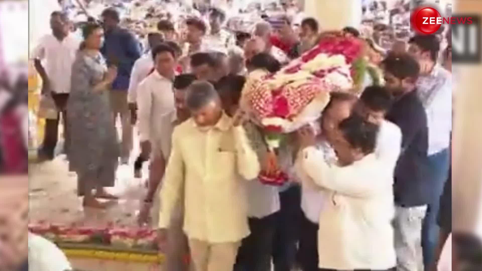 रामोजी राव के अंतिम संस्कार में हुए शामिल चंद्रबाबू नायडू, सामने आया-VIDEO