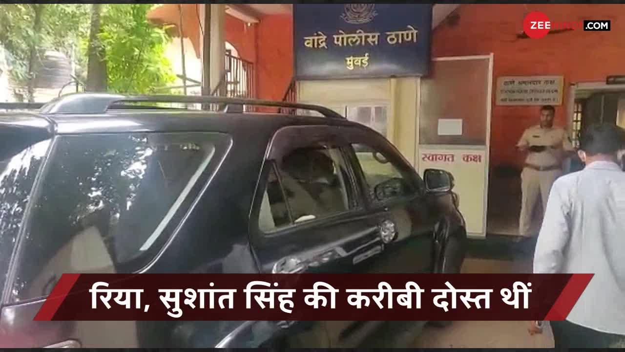 VIDEO : सुशांत की दोस्त रिया चक्रवर्ती, मुबंई के बांद्रा पुलिस स्टेशन पहुंची