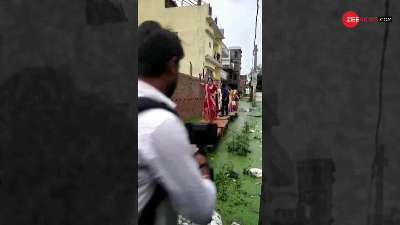 Viral Video: गली में भर गया घुटनों तक पानी, बारात निकालने के लिए बना दिया देसी जुगाड़