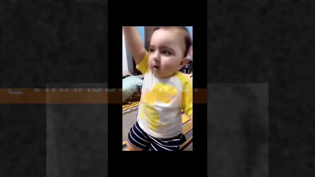 Viral Video: 'जीने मेरा दिल लुटया' कहने पर इस Cute Baby ने देखें क्या किया..