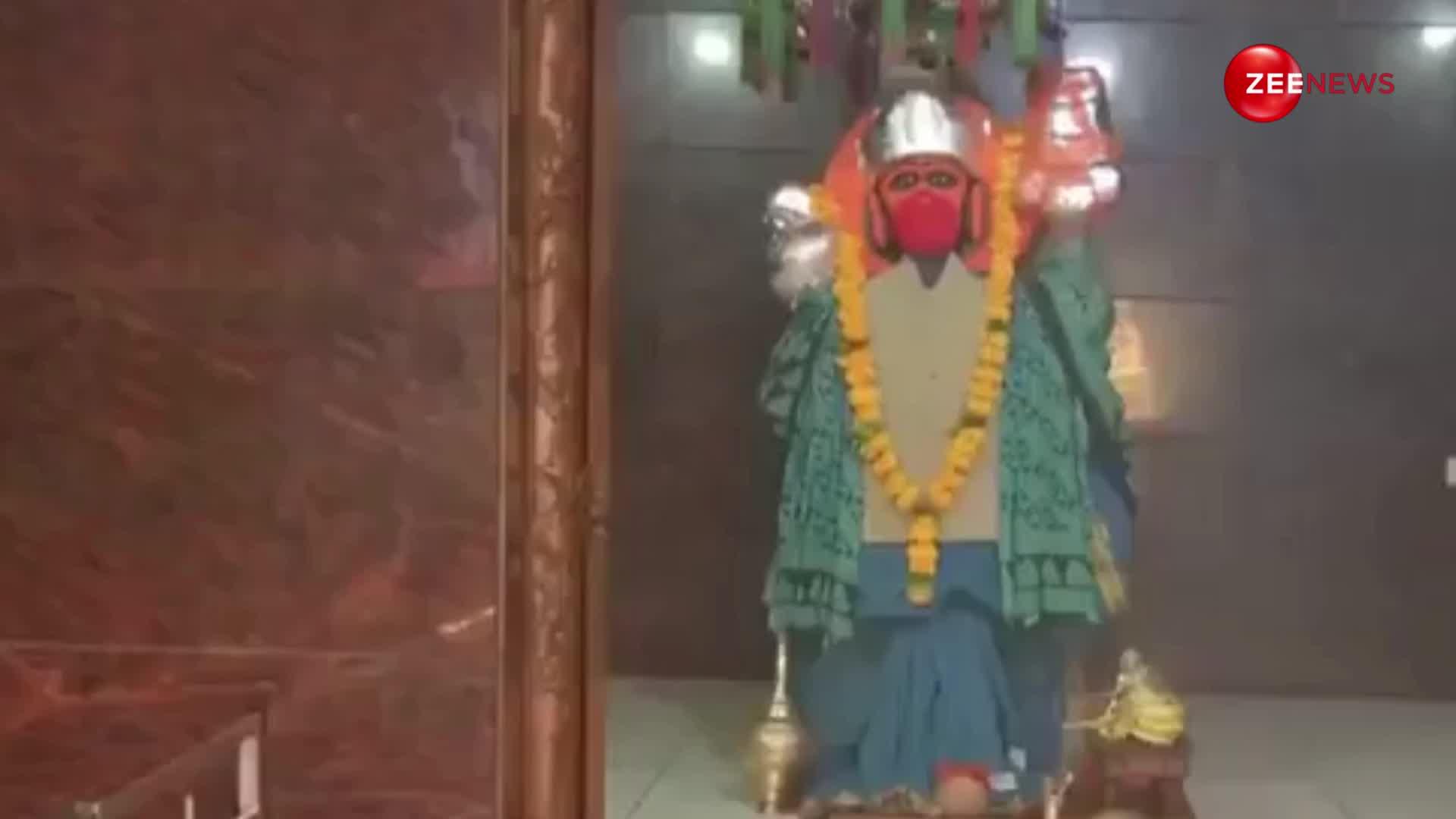बढ़ती ठंड के कारण Bhopal के Sankat Mochan Hanuman Mandir में मूर्तियों को पहनाए गए गर्म कपड़े, देखें ये वीडियो