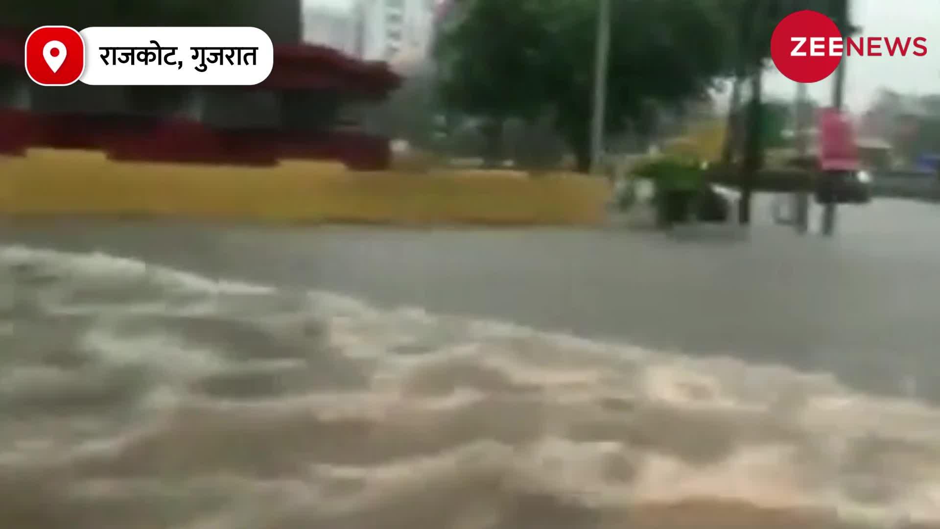 Gujarat Rains: गुजरात में बारिश ने मचाई भारी तबाही, सड़कें बन गईं हैं नदियां