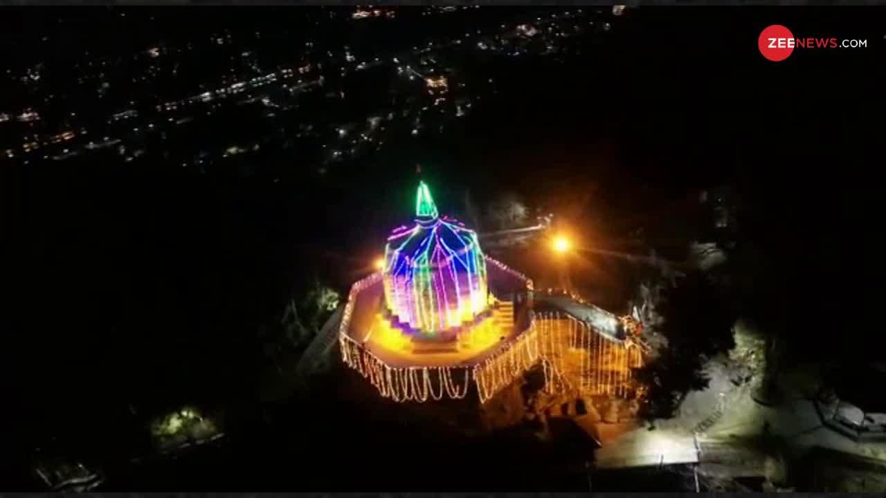 J&K: महाशिवरात्रि पर रंग बिरंगी रोशनी से नहाया कश्मीर का शंकराचार्य मंदिर