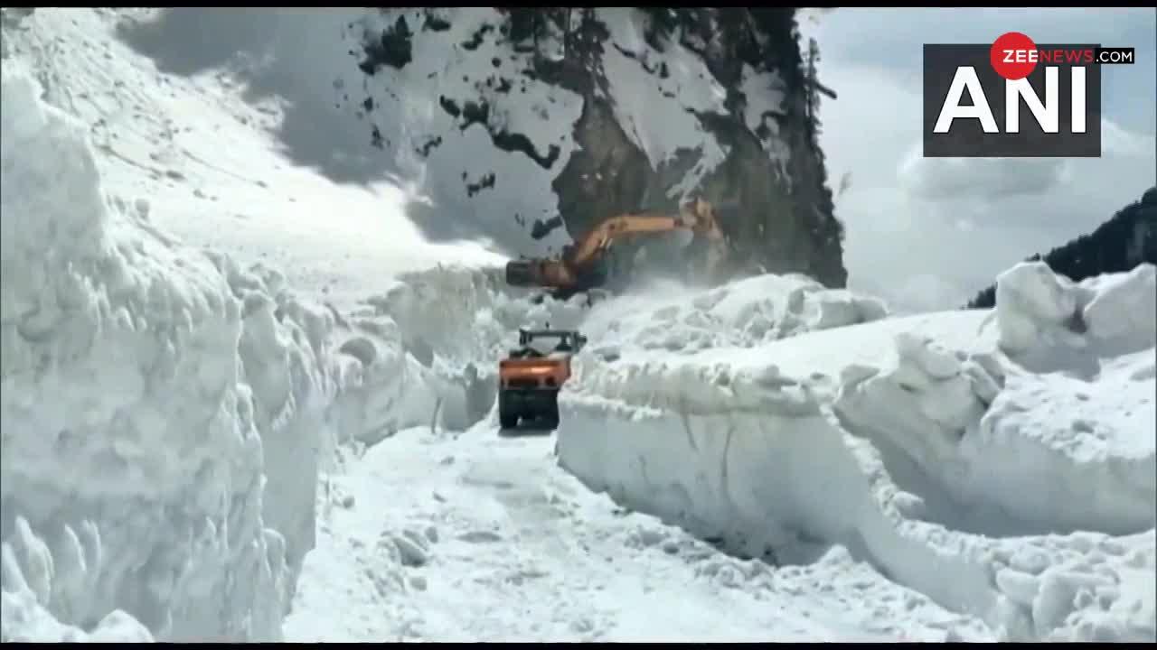 Viral Video: जम्मू-कश्मीर में बर्फ से ढके रास्ते ऐसे साफ हो रहे हैं