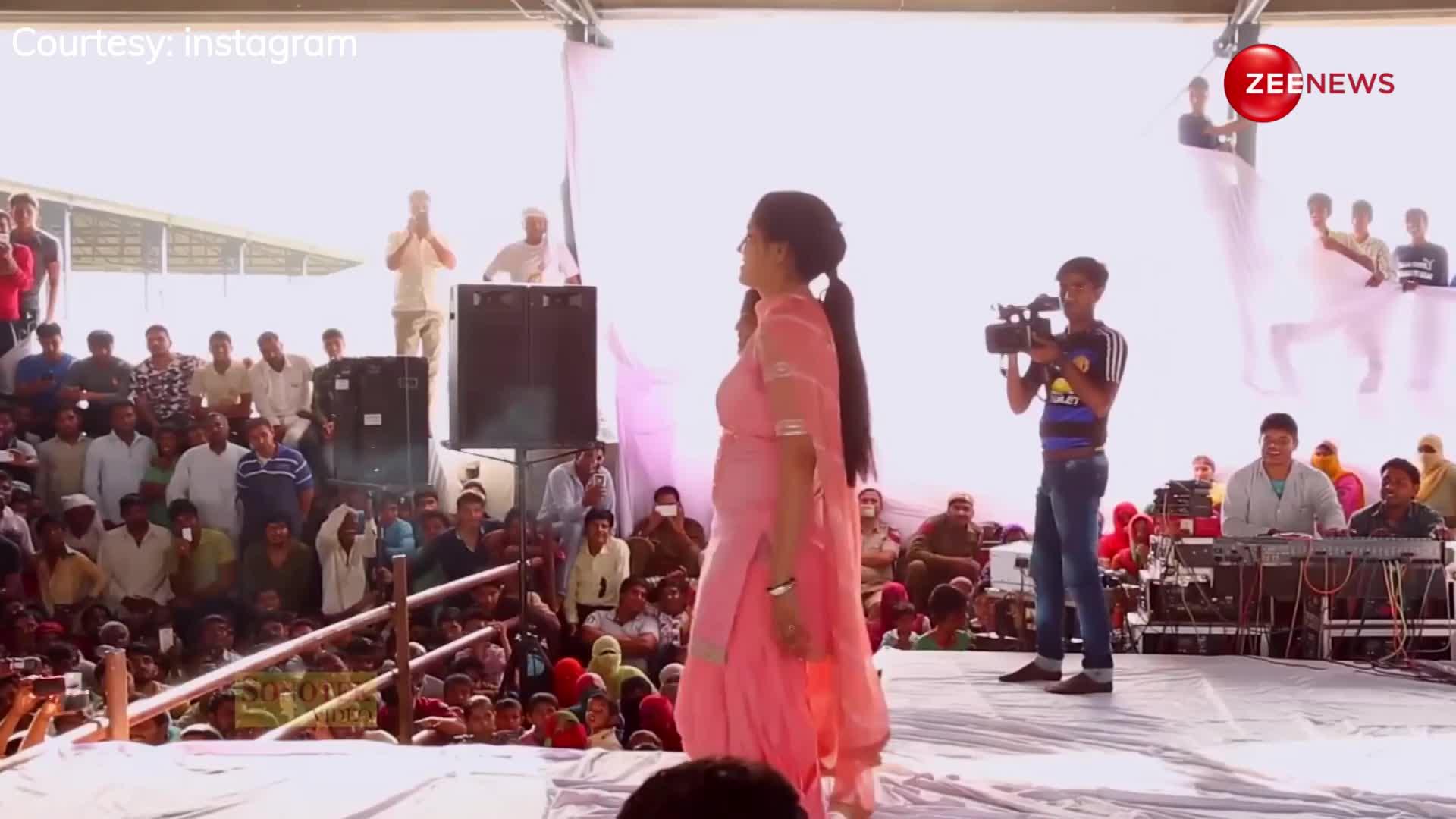 15 साल की लड़की के साथ Sapna Chaudhary ने स्टेज पर किया सुपर हिट डांस, देखते ही बेकाबू हुई गांव की भीड़