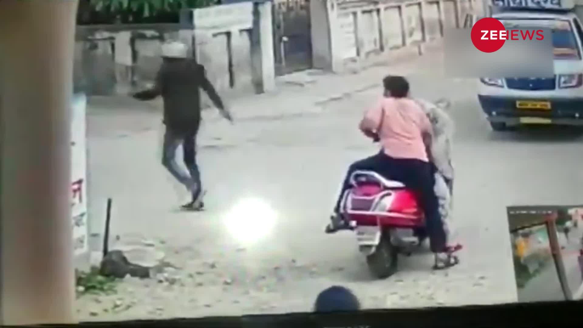 Viral Video: बाइक पर सवार होकर आए 2 चोर, महिला से छीनी चेन फिर फरार