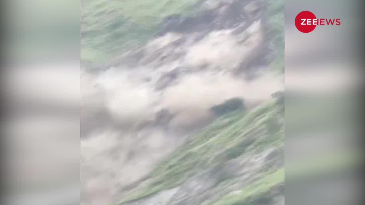 Viral Video: हिमाचल से Landslide का भयानक वीडियो आया सामने, सेकेंड्स में ढेर हुआ पहाड़