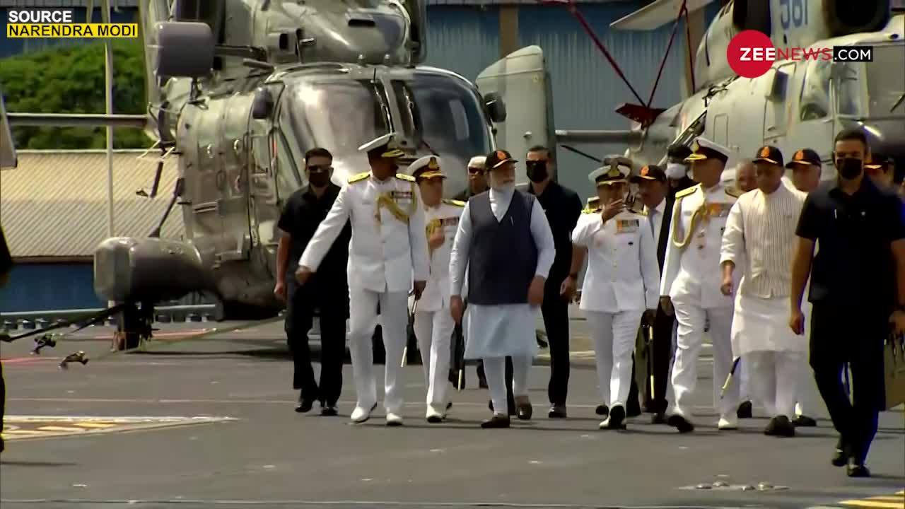 INS Vikrant पर हेलिकॉप्टर देख अचानक रुक गए PM Modi, सब हैरान