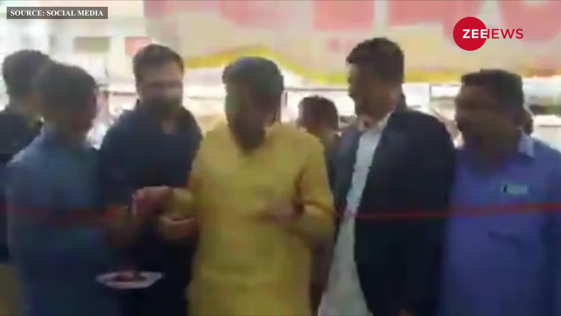 Viral Video: दुकान का उद्घाटन करने पहुंचे पाकिस्तान के जेल मंत्री, कैंची की जगह दांतों से काटना पड़ा रिबन