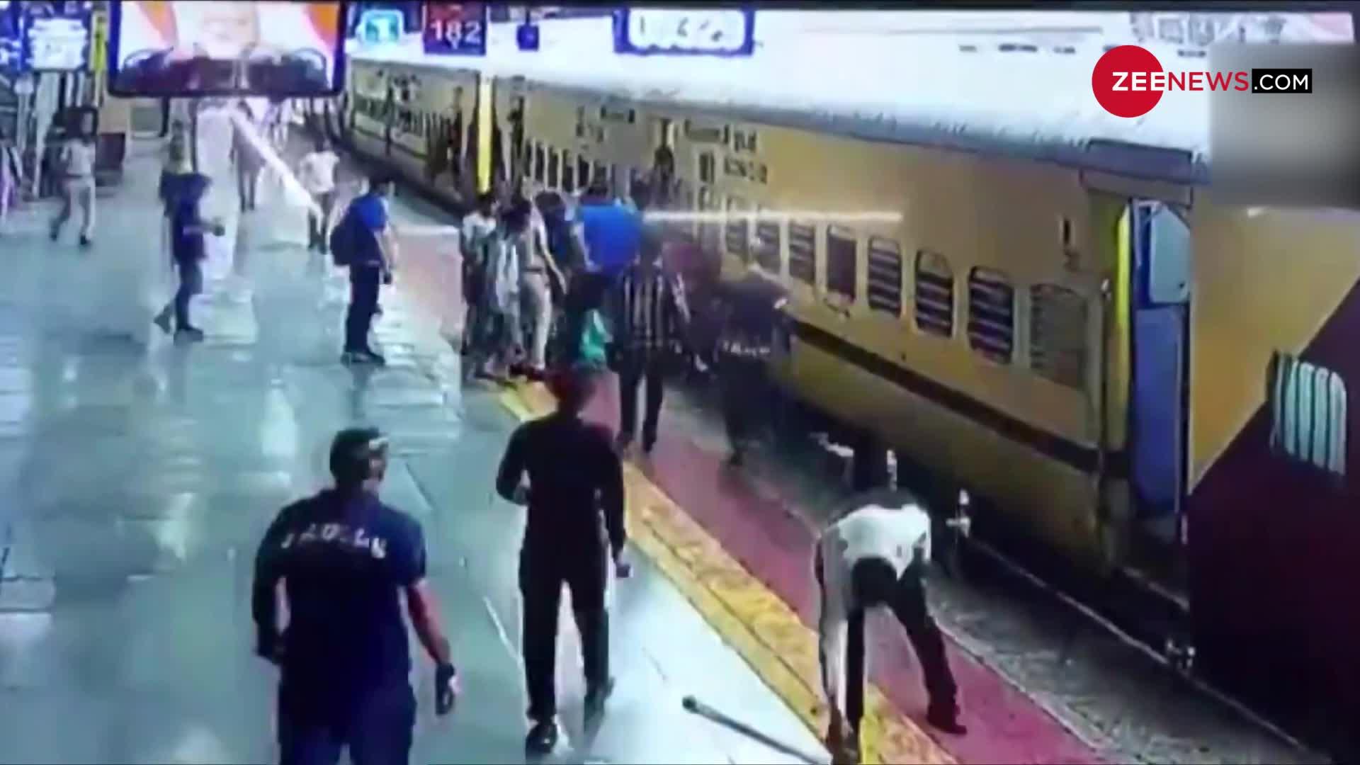 Viral Video: ट्रेन के नीचे आने से बाल-बाल बची महिला, शख्स ने देवदूत बनकर बचाई जान