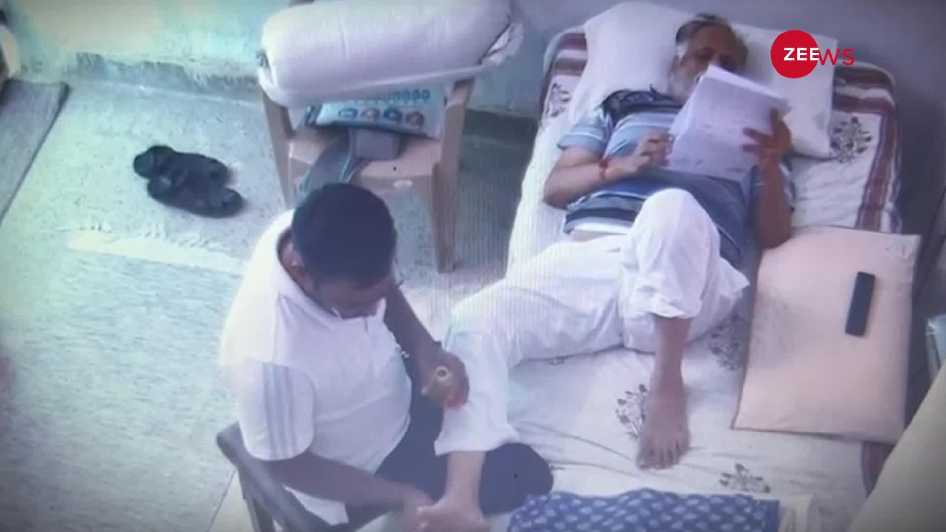 CCTV में कैद AAP नेता Satyendar Jain की मसाज, लीक हुआ वीडियो