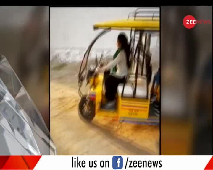 Bollywood Breaking:  'धड़क' गर्ल बनी रिक्शा ड्राइवर, वीडियो वायरल