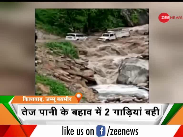 जम्मू कश्मीर में बारिश के बाद तेज पानी के बहाव में 2 गाड़ियां बही