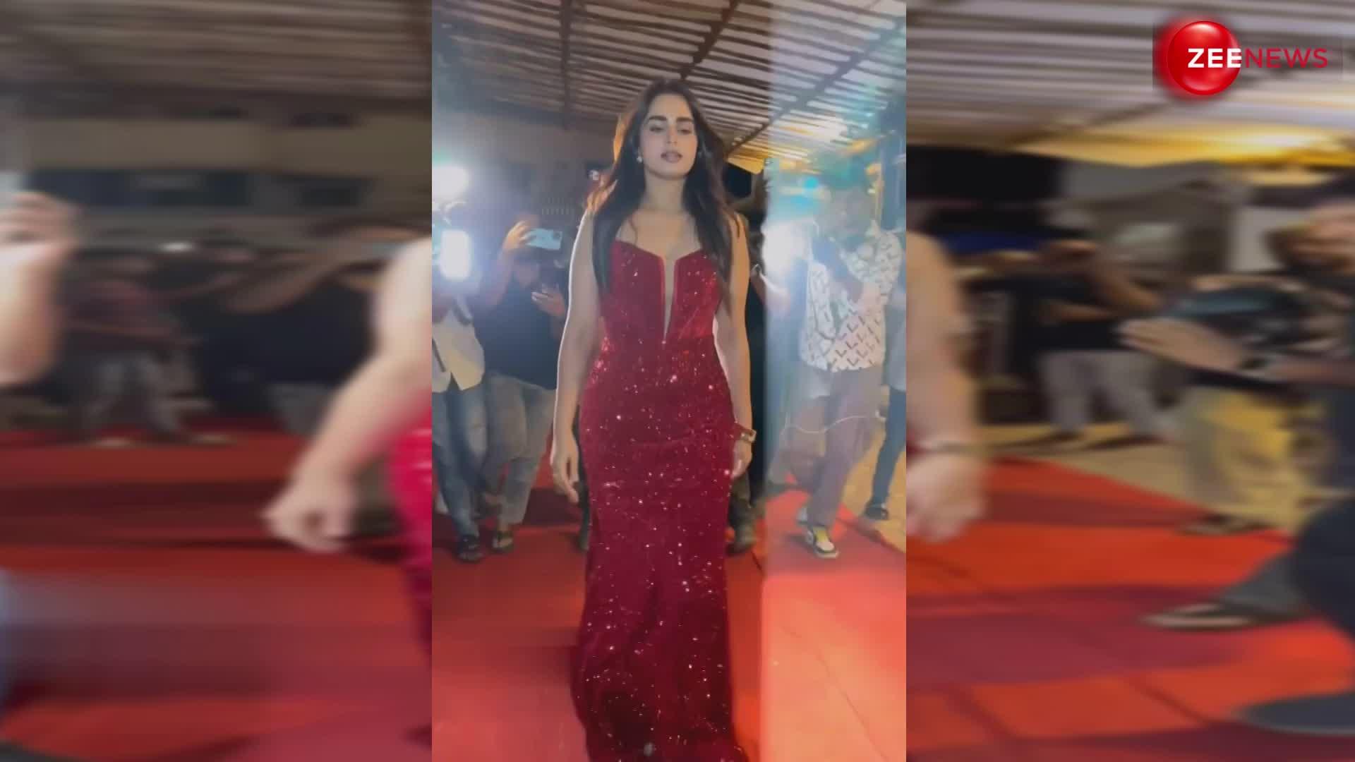Ayesha Khan ने रेड बॉडीकॉन ड्रेस में फ्लॉन्ट किया अपना कर्वी फिगर, इवेंट की शान बनीं एक्ट्रेस