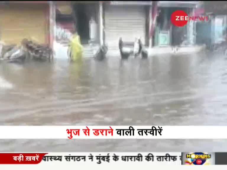 गुजरात के भुज में बारिश से लोग बेहाल, सड़कों पर चारों तरफ दिखा घुटनों तक पानी
