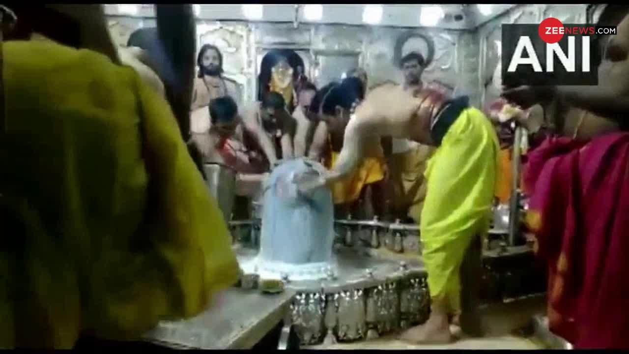 VIDEO : उज्जैन के महाकाल में भगवान शिव का अभिषेक