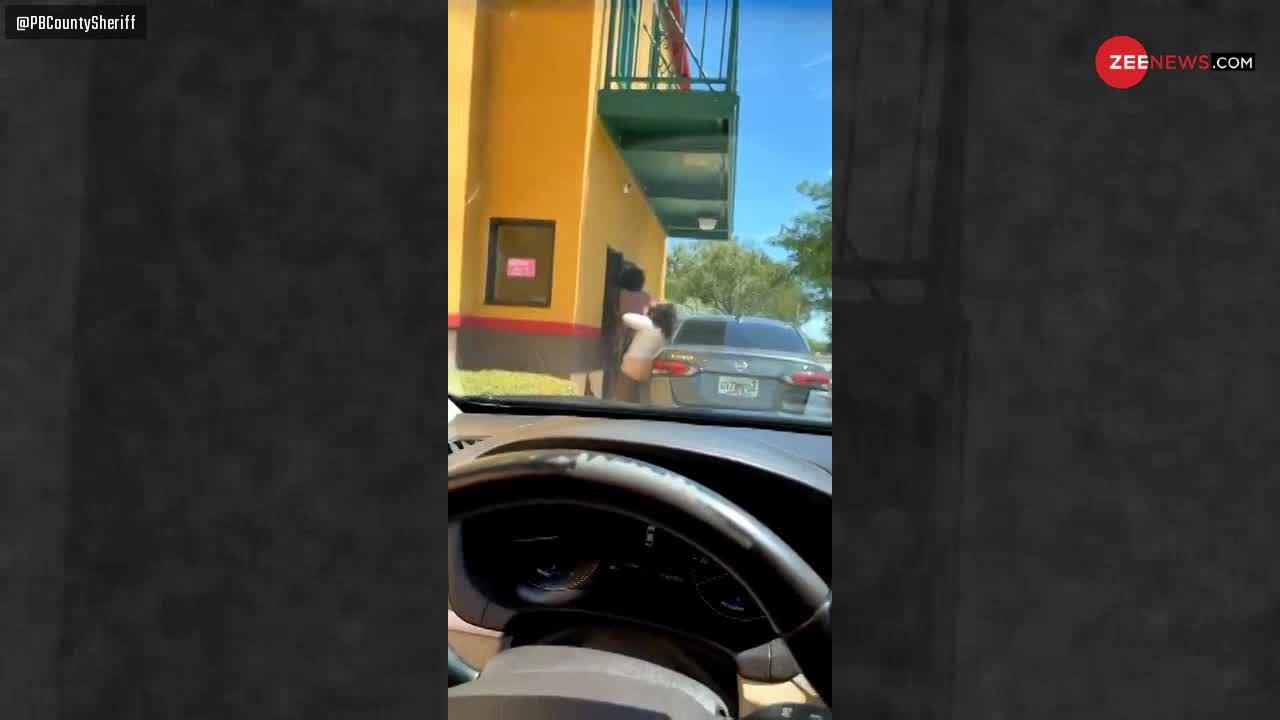 VIRAL VIDEO : 4 महिलाओं ने Restaurant कर्मचारी को पीटा..फिर पैसे चुरा फरार