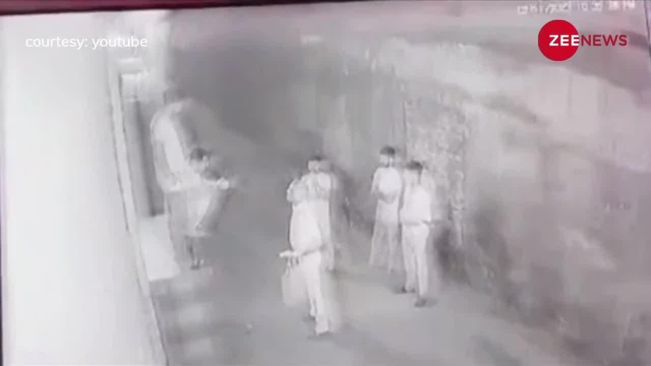 WATCH: गली के लड़कों ने दरोगा की कर दी धुनाई, CCTV कैमरे में कैद हुआ वीडियो