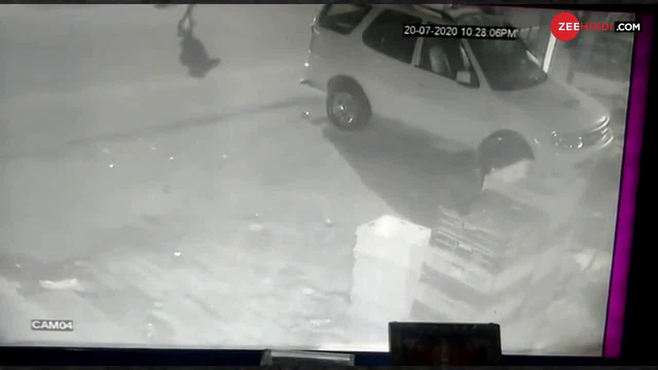 VIDEO : गाजियाबाद में पत्रकार पर हुआ हमला, सामने आया CCTV फुटेज