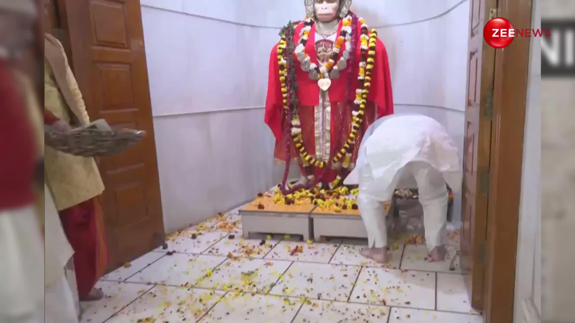 स्वच्छता अभियान में शामिल हुए रक्षा मंत्री Rajnath Singh, लखनऊ के हनुमान सेतु मंदिर में लगाई झाड़ू