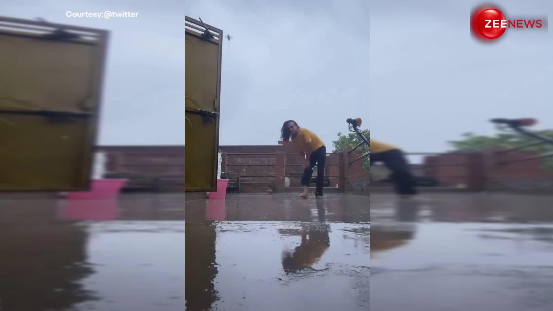 Rain Accident! बारिश में रील बनाने के चक्कर में धड़ाम से गिरी लड़की, फिसला पैर और टूट गई टांग; देखें ये वीडियो