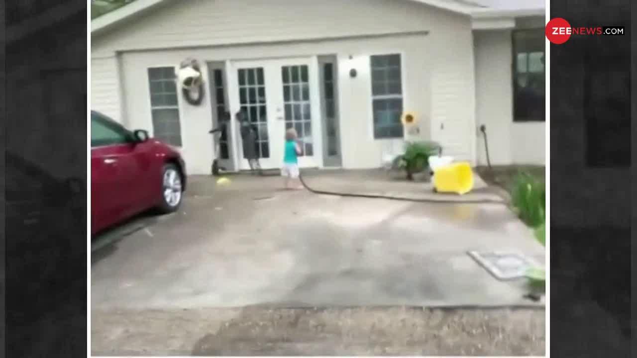 Viral Video: सोशल मीडिया पर छाया ये शरारती बच्चा, पाइप उठा कर दादा जी को पानी से नहलाया