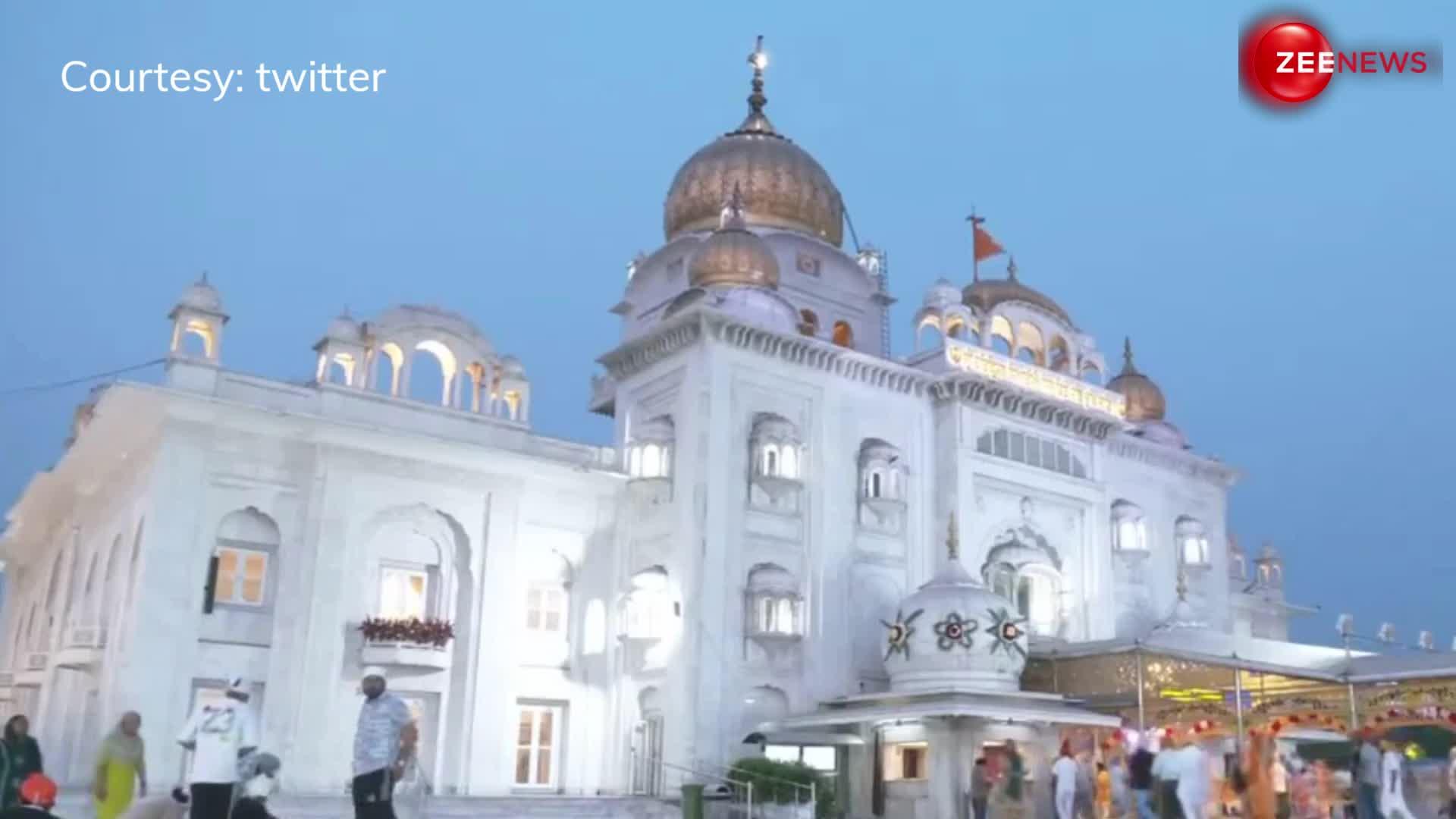 दिल्ली: बैसाखी के अवसर पर Gurudwara Bangla Sahib में प्रार्थना करने पहुंचे श्रद्धालु