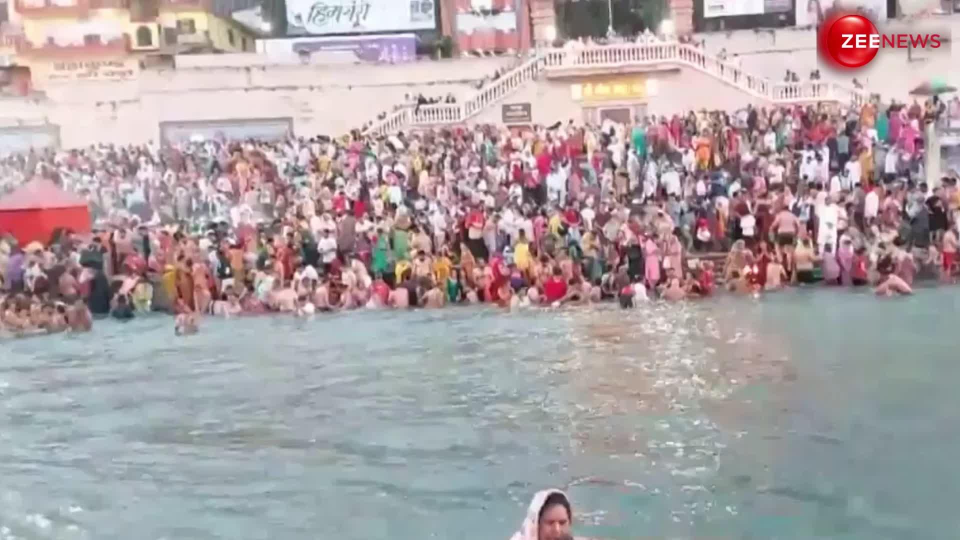 Haridwar: सोमवती अमावस्या पर श्रद्धालु लगा रहे पवित्र डुबकी, हर जगह गूंज रही हर-हर गंगे की जयकार