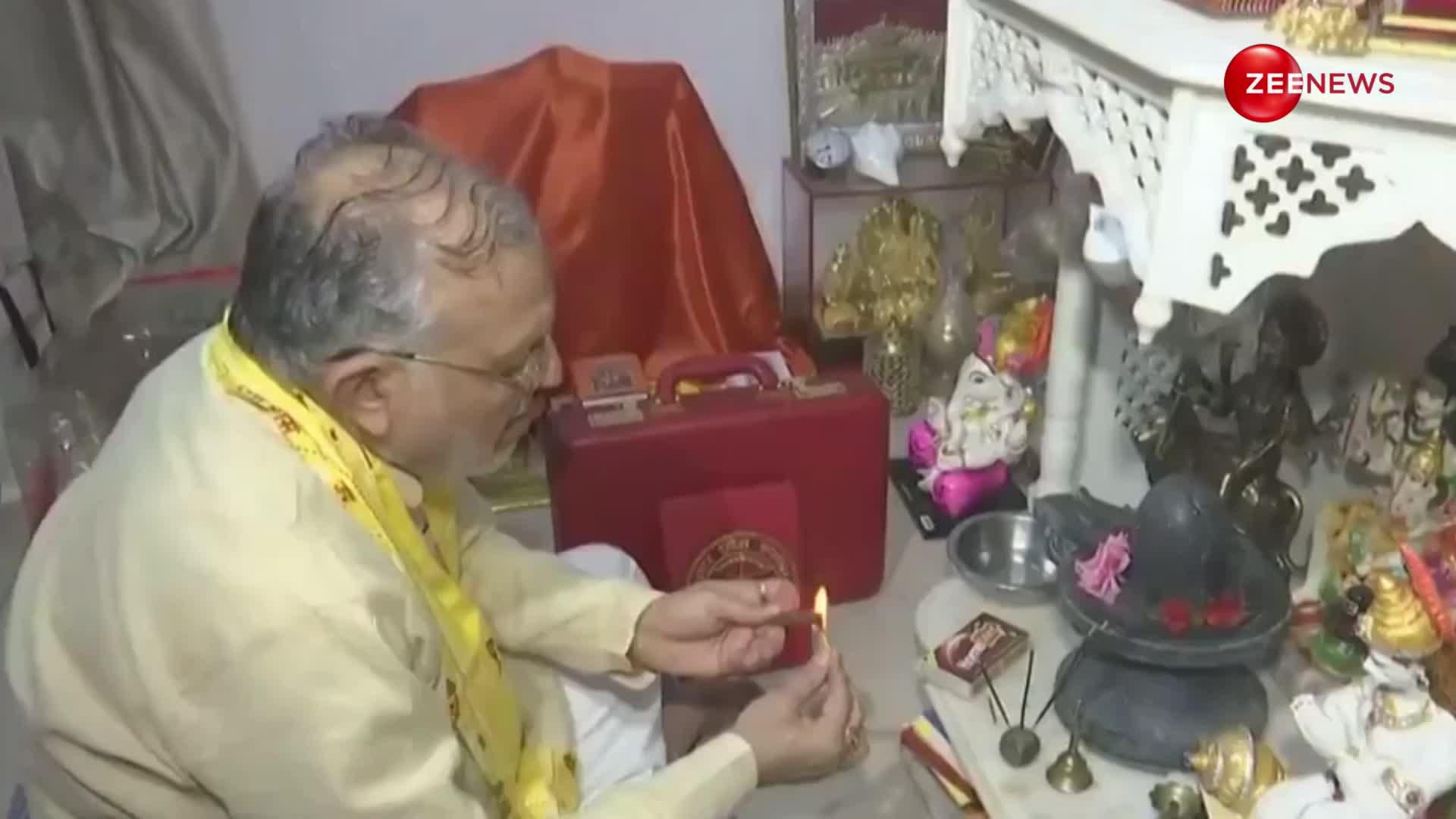 योगी सरकार के बजट पेश करने से पहले वित्त मंत्री सुरेश कुमार खन्ना ने अपने आवास पर की पूजा