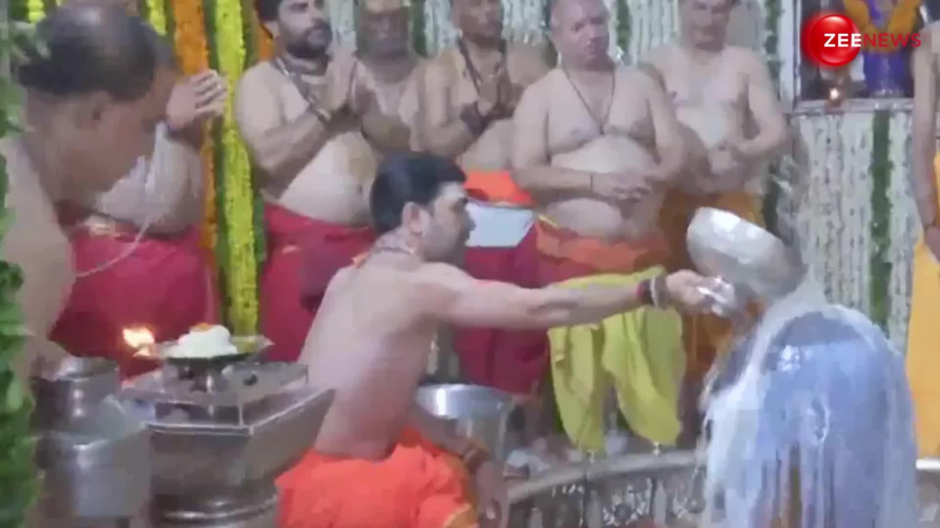 उज्जैन: महाकालेश्वर मंदिर में सावन के पहले दिन दूध, दही, शहद से हुआ महाकाल का अभिषेक, आरती का वीडियो हुआ वायरल