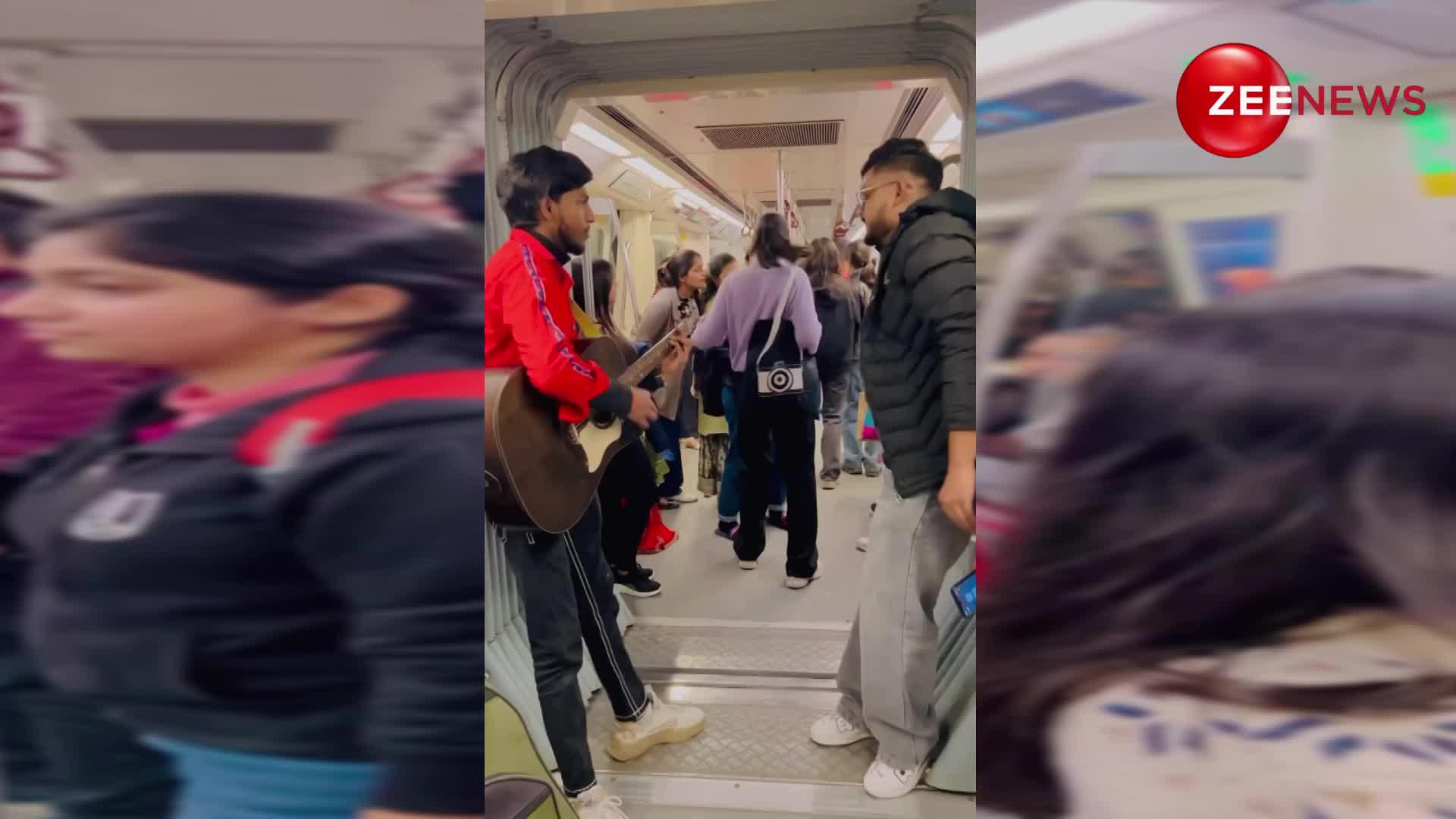 दिल्ली मेट्रो के अंदर लड़कों ने गाया बजरंग बली का बेहद खूबसूरत गाना, तेजी से हुआ वायरल