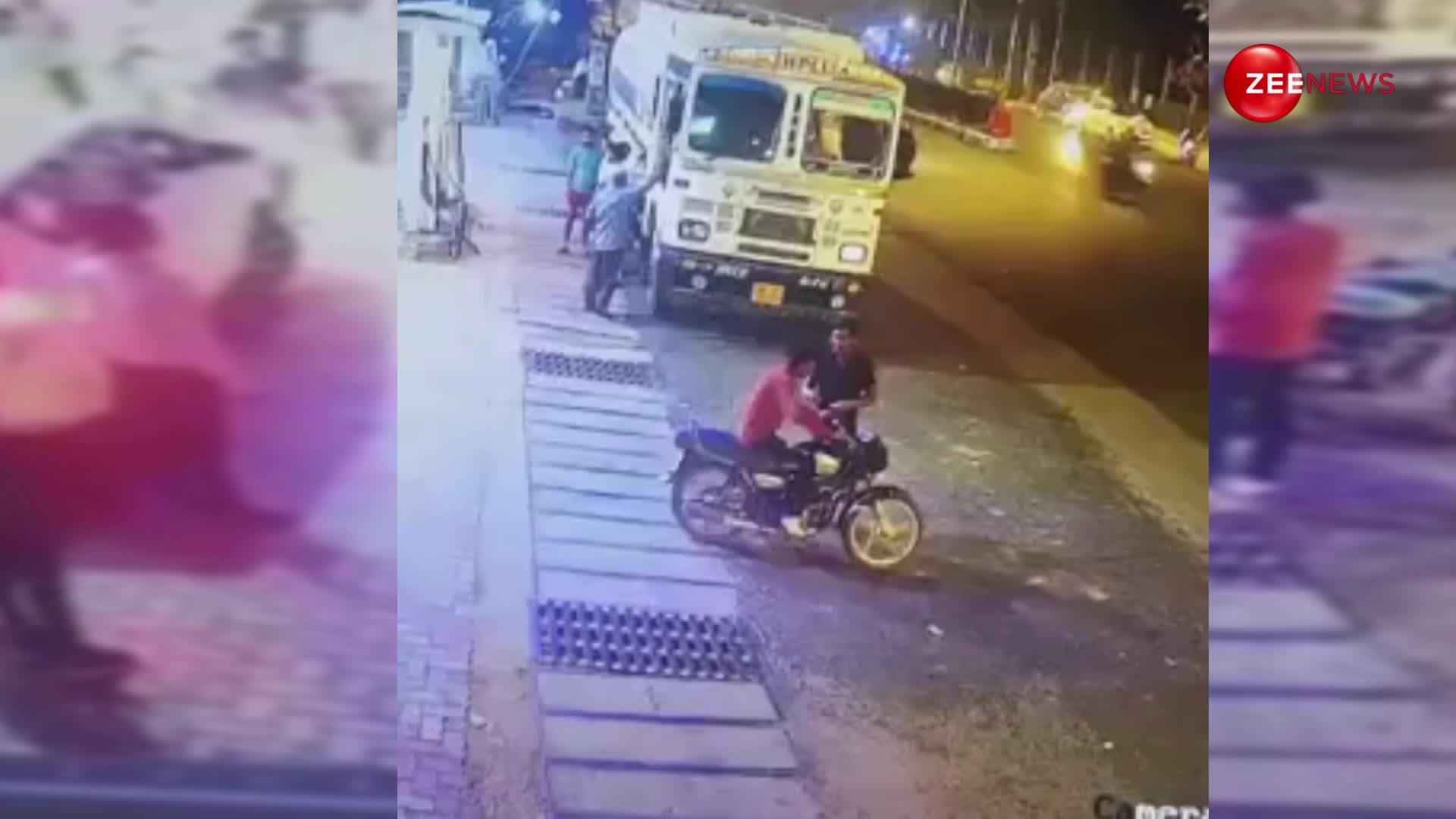 नौकरी कर लौट रही युवती के साथ बाइक सवार युवकों ने की छेड़छाड़ तो लड़की ने आरोपियों का उतारा भूत, वीडियो वायरल