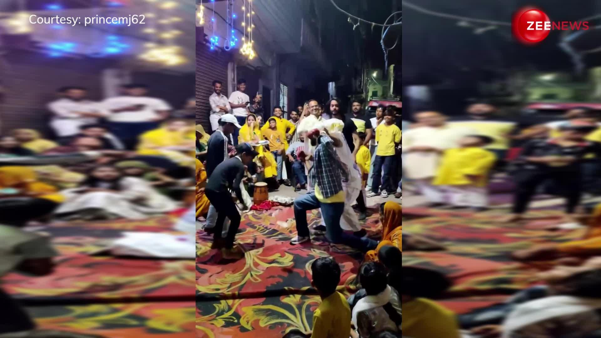 Hrithik Roshan के गाने जादू पर मोहल्ले के लड़को ने किया इतना मजेदार डांस, देख उमड़ गई लोगों की भीड़