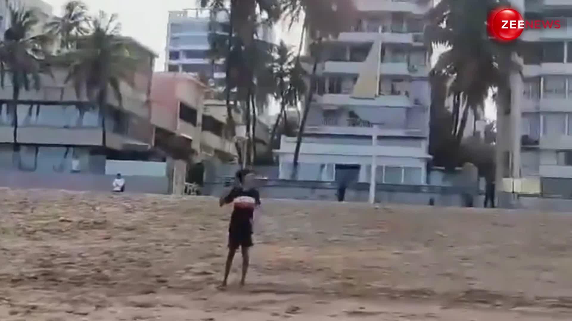 मुंबई दौरे के दौरान बीच के किनारे बच्चों के साथ क्रिकेट खेलते दिखे CM Pushar Singh Dhami, वायरल हुआ वीडियो