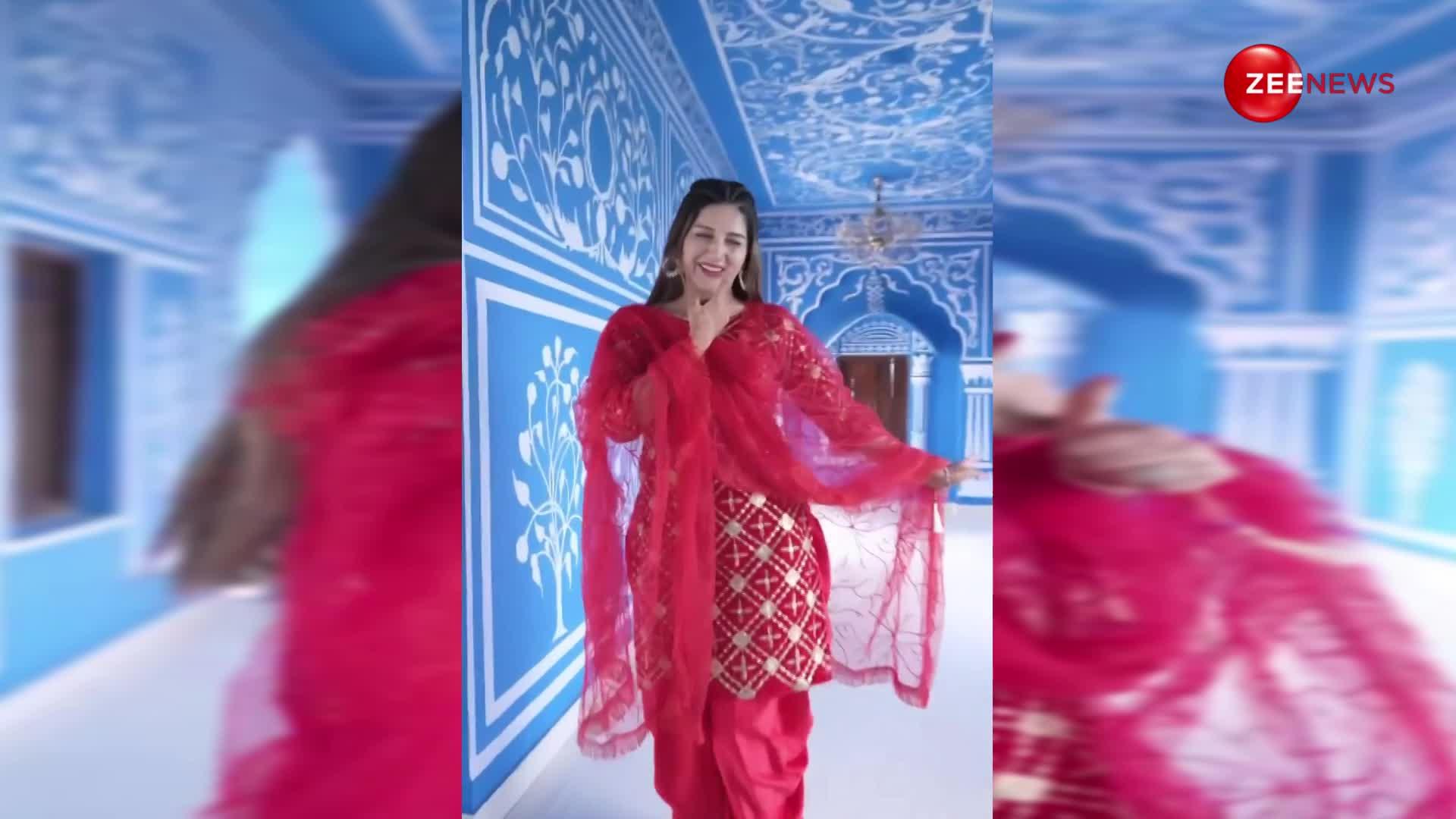 रेड सूट पहन Sapna Choudhary ने दिखाया इतना जोशीला डांस, देख आहें भरने लगे नौजवान