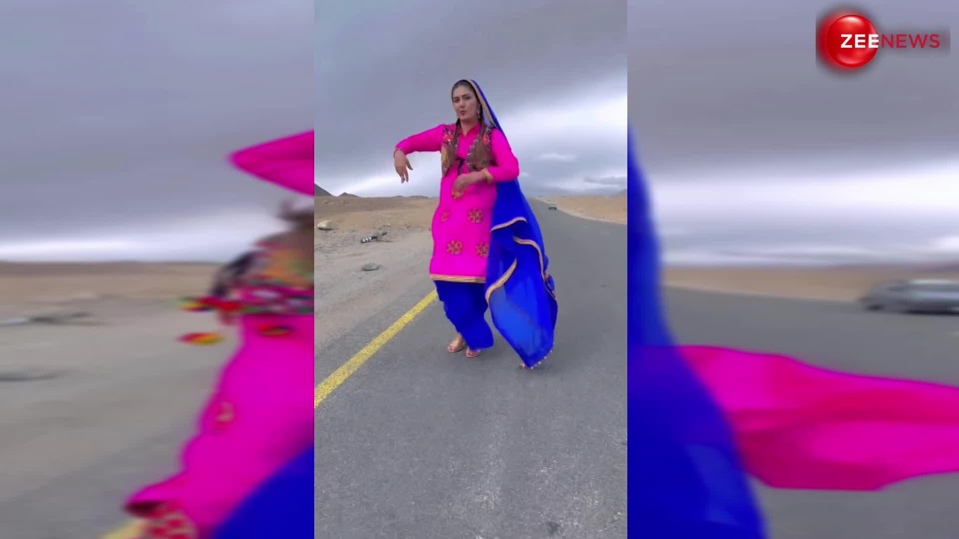 तेज हवाओं के बीच भी नहीं थमा Sapna Choudhary का डांस, सड़क के बीच खड़े होकर किया जबरदस्त डांस